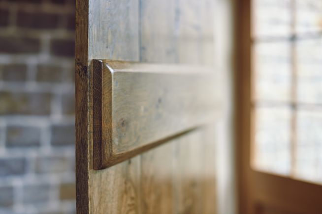 hartington-solid-oak-door-ledge-close-up