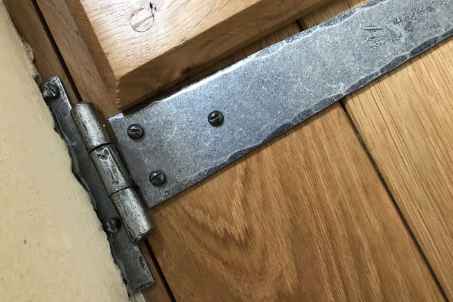 rebated-oak-door-frame-hinge
