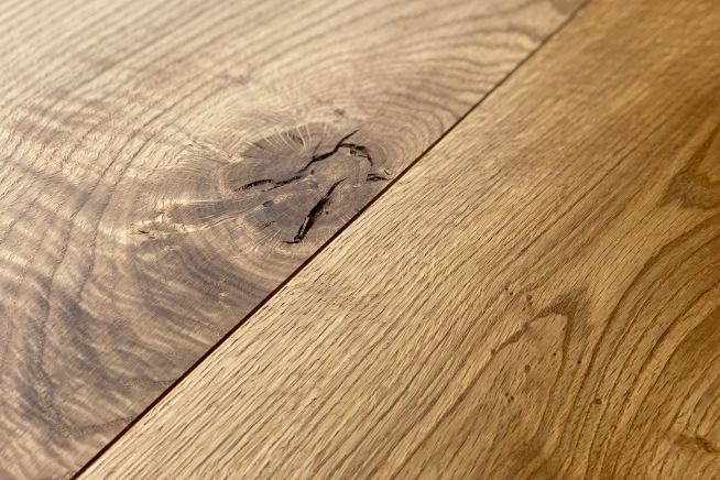 character-grade-engineered-oak-flooring-240mm-light-oak-boards-close-up-knot