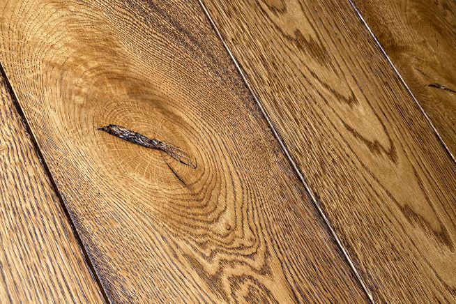 medium-distressed-engineered-oak-flooring-smoked-oak-close-up-knot
