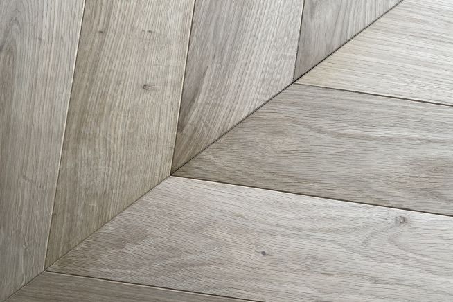 chevron-parquet-engineered-oak-flooring-close-up-angled