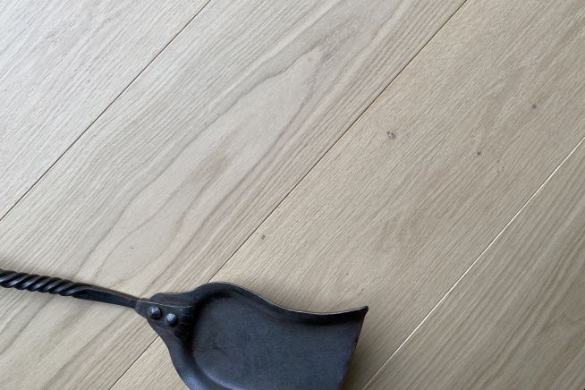 barbara-engineered-oak-flooring-shovel-angled