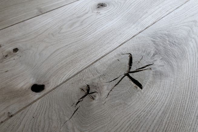 barn-grade-solid-oak-flooring-knot-close-up