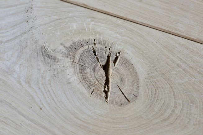 unfinished-rustic-grade-oak-flooring-close-up-knot