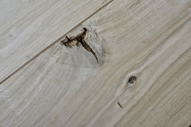 unfinished-rustic-grade-oak-flooring-edge
